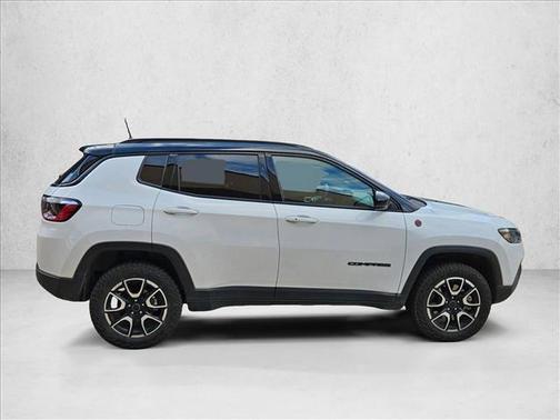 Bright White Clearcoat 2025 Jeep Compass Trailhawk