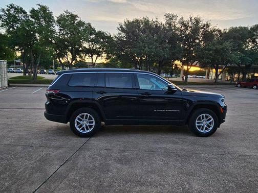 Diamond Black Crystal Pearlcoat 2023 Jeep Grand Cherokee L Laredo