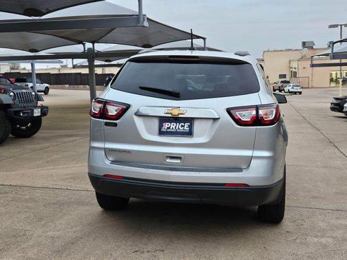 Silver Ice Metallic 2017 Chevrolet Traverse LS