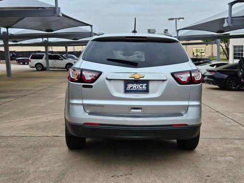 Silver Ice Metallic 2017 Chevrolet Traverse LS