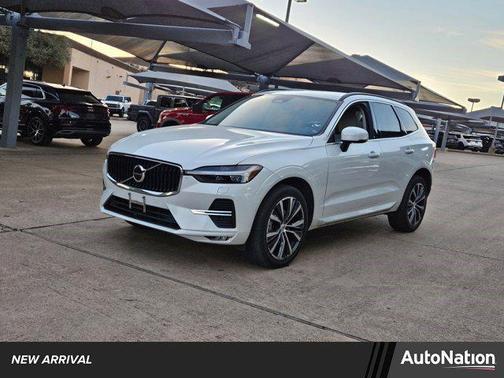 2022 Volvo XC60 B5 Momentum