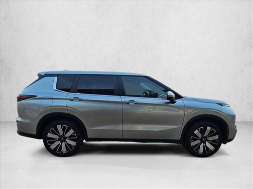 Silver/Gray 2026 Mitsubishi Outlander SE