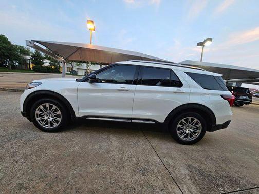 Star White Metallic Tri-Coat 2026 Ford Explorer Platinum