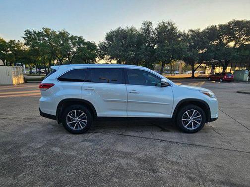 Blizzard Pearl 2019 Toyota Highlander XLE