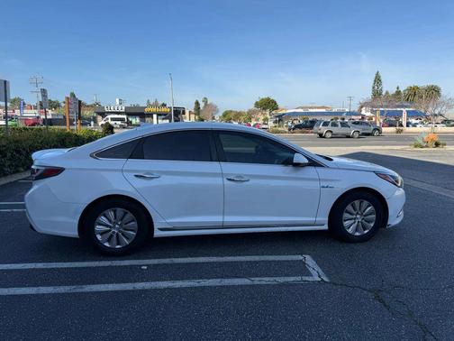 2017 Hyundai SONATA Hybrid SE