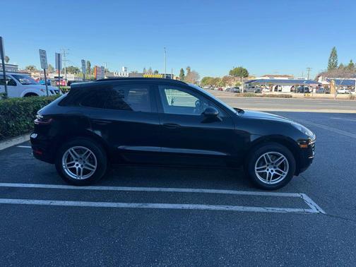 2017 Porsche Macan Sport Utility 4D