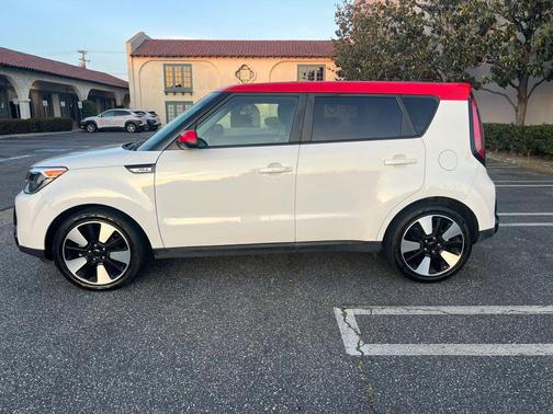 White 2016 Kia Soul +