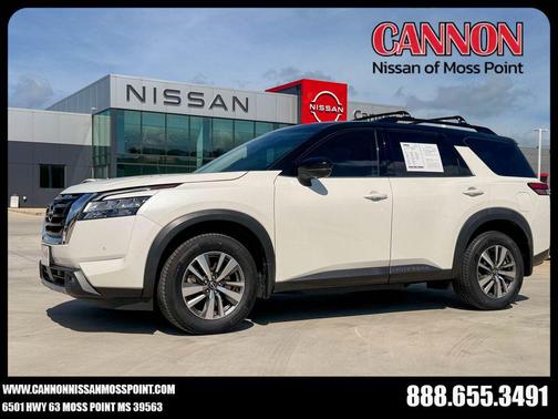Pearl White Tricoat/Super Black 2023 Nissan Pathfinder SL FWD