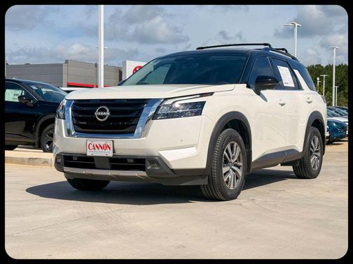 Pearl White Tricoat/Super Black 2023 Nissan Pathfinder SL FWD