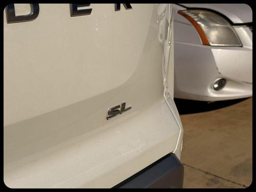 Pearl White Tricoat/Super Black 2023 Nissan Pathfinder SL FWD