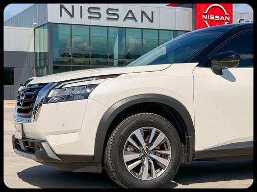 Pearl White Tricoat/Super Black 2023 Nissan Pathfinder SL FWD