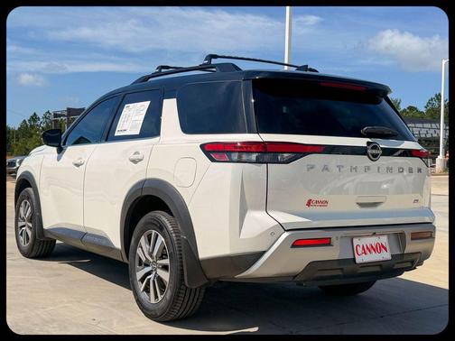 Pearl White Tricoat/Super Black 2023 Nissan Pathfinder SL FWD