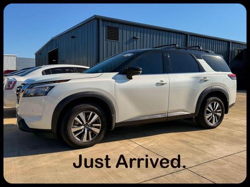 Pearl White Tricoat/Super Black 2023 Nissan Pathfinder SL FWD