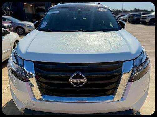 Pearl White Tricoat/Super Black 2023 Nissan Pathfinder SL FWD