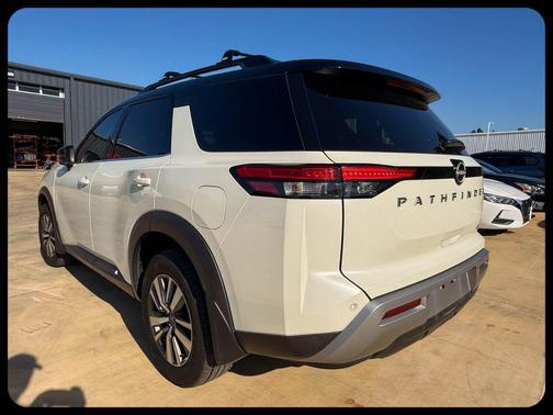 Pearl White Tricoat/Super Black 2023 Nissan Pathfinder SL FWD