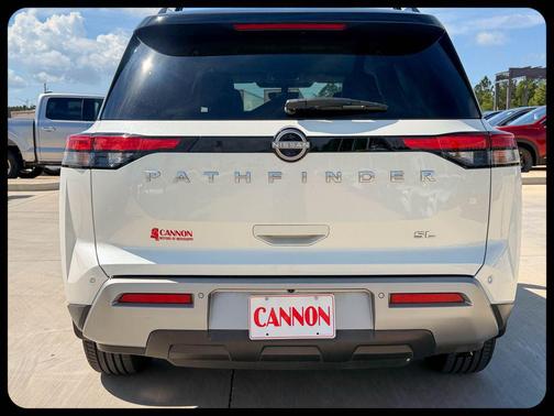 Pearl White Tricoat/Super Black 2023 Nissan Pathfinder SL FWD