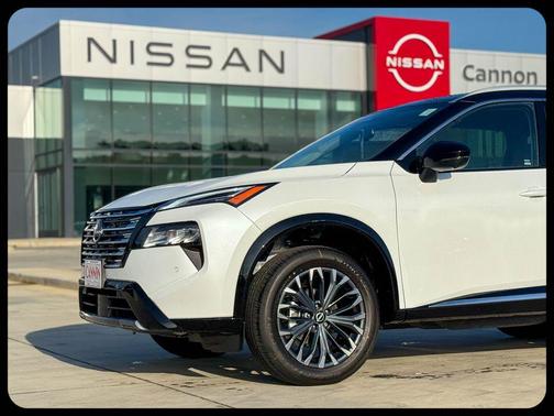 Everest White Pearl/Super Black 2026 Nissan Rogue Platinum