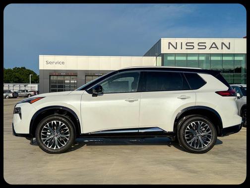 Everest White Pearl/Super Black 2026 Nissan Rogue Platinum