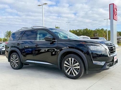 2022 Nissan Pathfinder Platinum 2WD