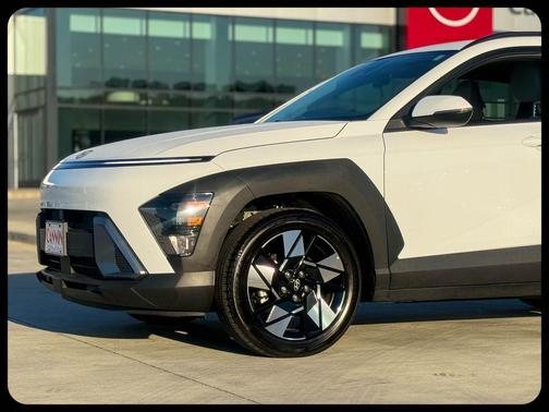 Atlas White 2025 Hyundai KONA SEL