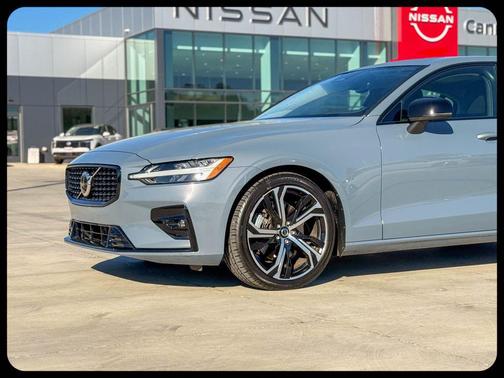 2024 Volvo S60 B5 Core Dark Theme