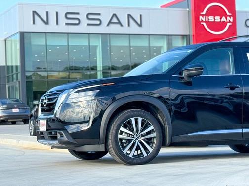 2025 Nissan Pathfinder Platinum FWD