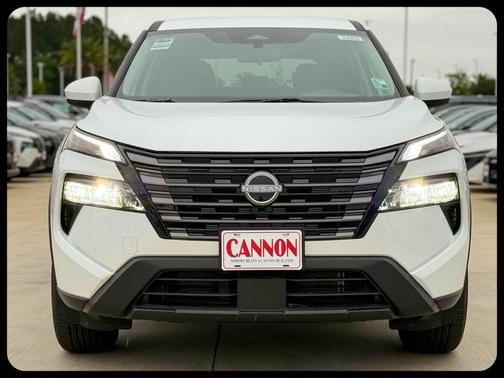 Everest White Pearl Tricoat 2026 Nissan Rogue SV