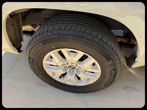 Glacier White 2024 Nissan Frontier SV