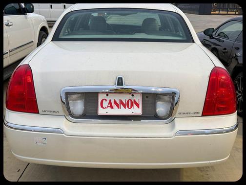 Ceramic White 2006 Lincoln Town Car Signature