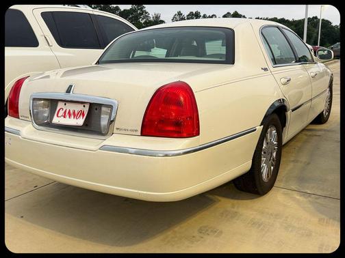 Ceramic White 2006 Lincoln Town Car Signature