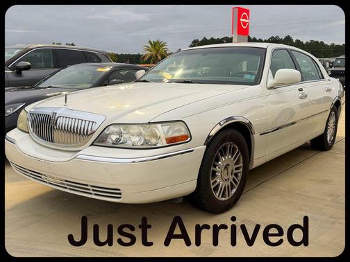 Ceramic White 2006 Lincoln Town Car Signature