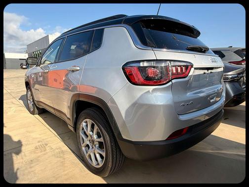 Silver Zynith Metallic Clearcoat 2025 Jeep Compass Limited