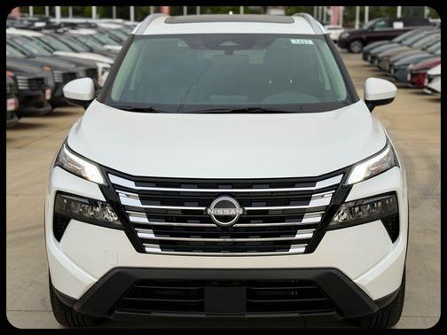Everest White Pearl Tricoat 2026 Nissan Rogue SV