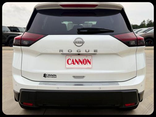 Everest White Pearl Tricoat 2026 Nissan Rogue SV
