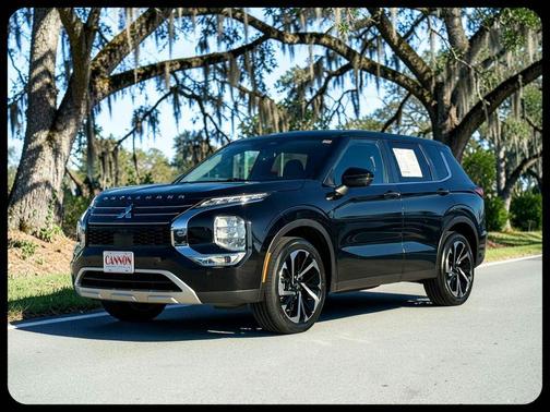 Black 2023 Mitsubishi Outlander SE