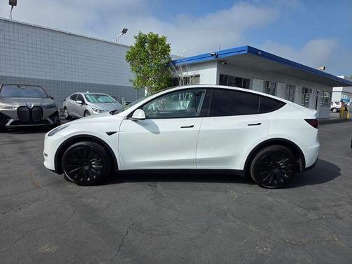 Pearl White Multi-Coat 2023 Tesla Model Y Long Range Dual Motor All-Wheel Drive