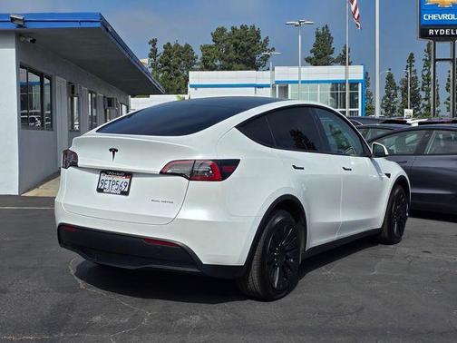Pearl White Multi-Coat 2023 Tesla Model Y Long Range Dual Motor All-Wheel Drive