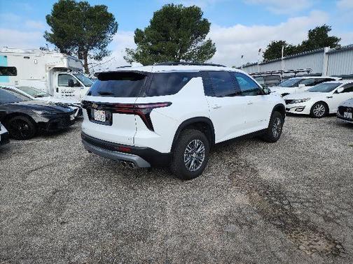 Summit White 2024 Chevrolet Traverse LT