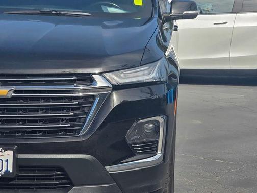 Mosaic Black Metallic 2022 Chevrolet Traverse LT Cloth