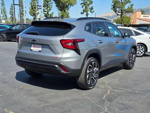 Sterling Gray Metallic 2025 Chevrolet Trax 2RS