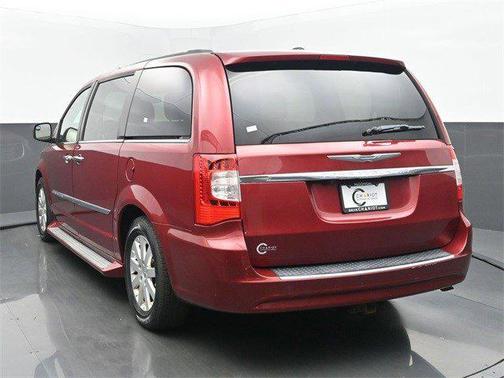 2016 Chrysler Town & Country Touring