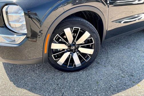 Black 2025 Mitsubishi Outlander SE