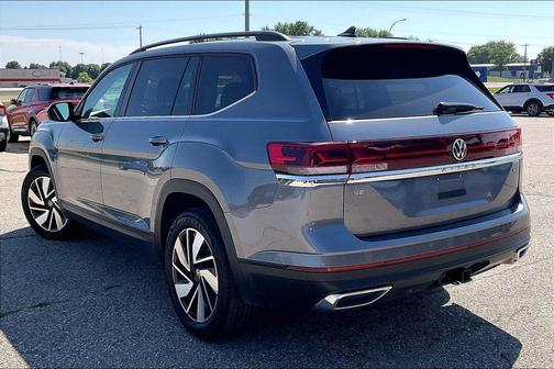 Platinum Gray Metallic 2025 Volkswagen Atlas 2.0T SE