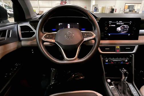 Platinum Gray Metallic 2025 Volkswagen Taos 1.5T SE