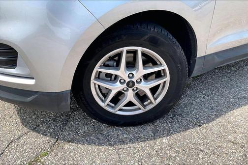 Silver Metallic 2024 Ford Edge SEL