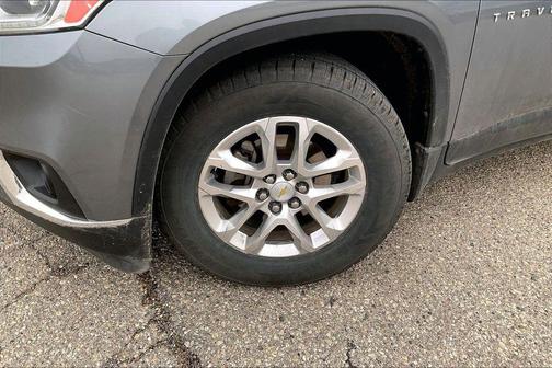 Satin Steel Metallic 2018 Chevrolet Traverse LT Cloth