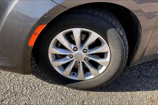 Granite Crystal Clearcoat Metallic 2018 Chrysler Pacifica Touring-L Plus