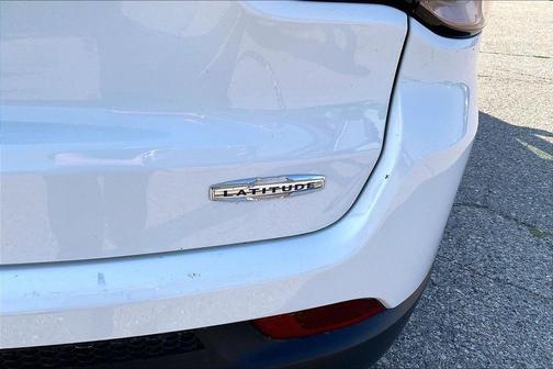 Bright White Clearcoat 2025 Jeep Compass Latitude