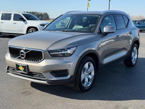 2022 Volvo XC40 T5 Momentum