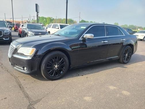Photo 3 of 22 of 2014 Chrysler 300C Base